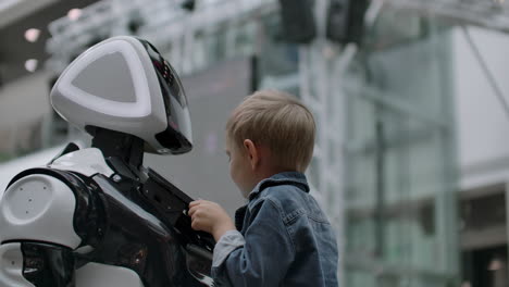 Robot-Humanoide-Habla-Con-Un-Niño-En-Una-Exposición-De-Tecnología.-El-Parque-De-Exposiciones-De-Robots.-Robot-Humanoide-Habla-Con